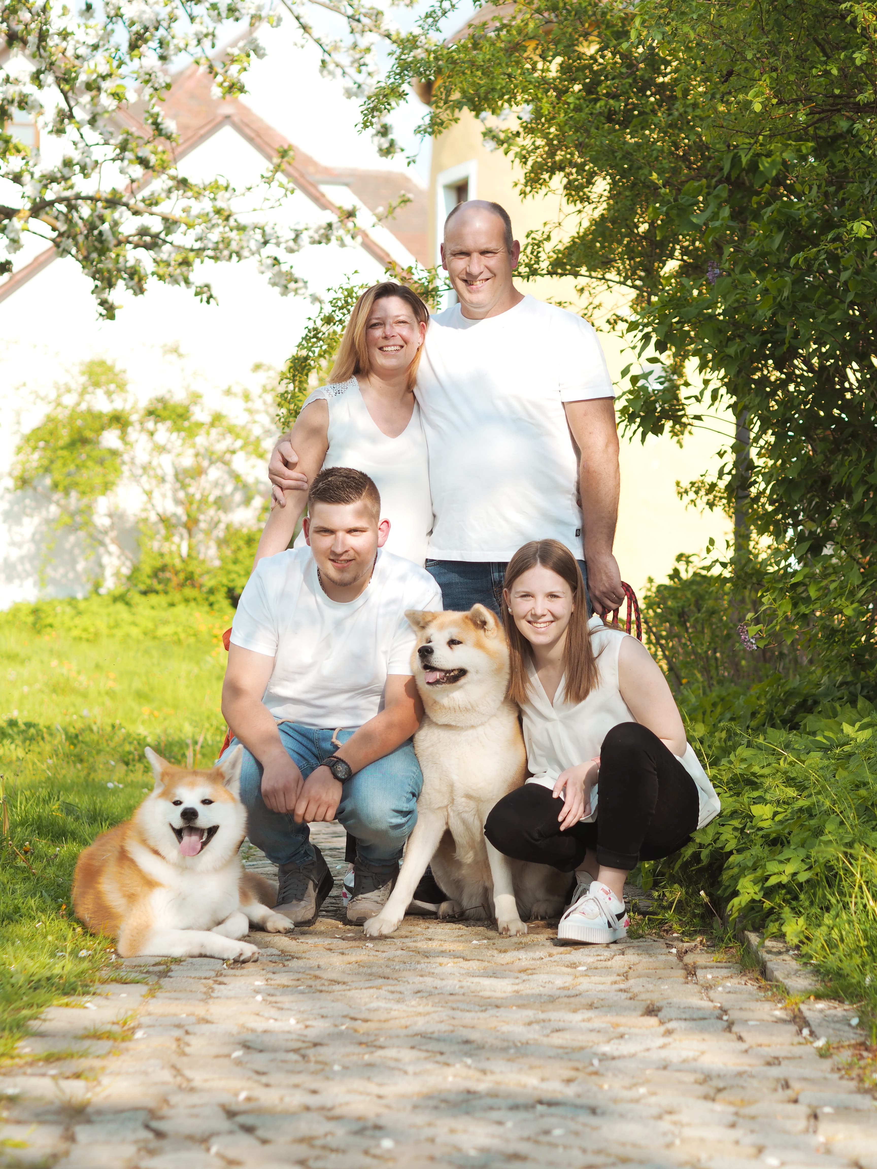 Familie Suckert vor dem Gasthof Besenhardt in Wackersdorf