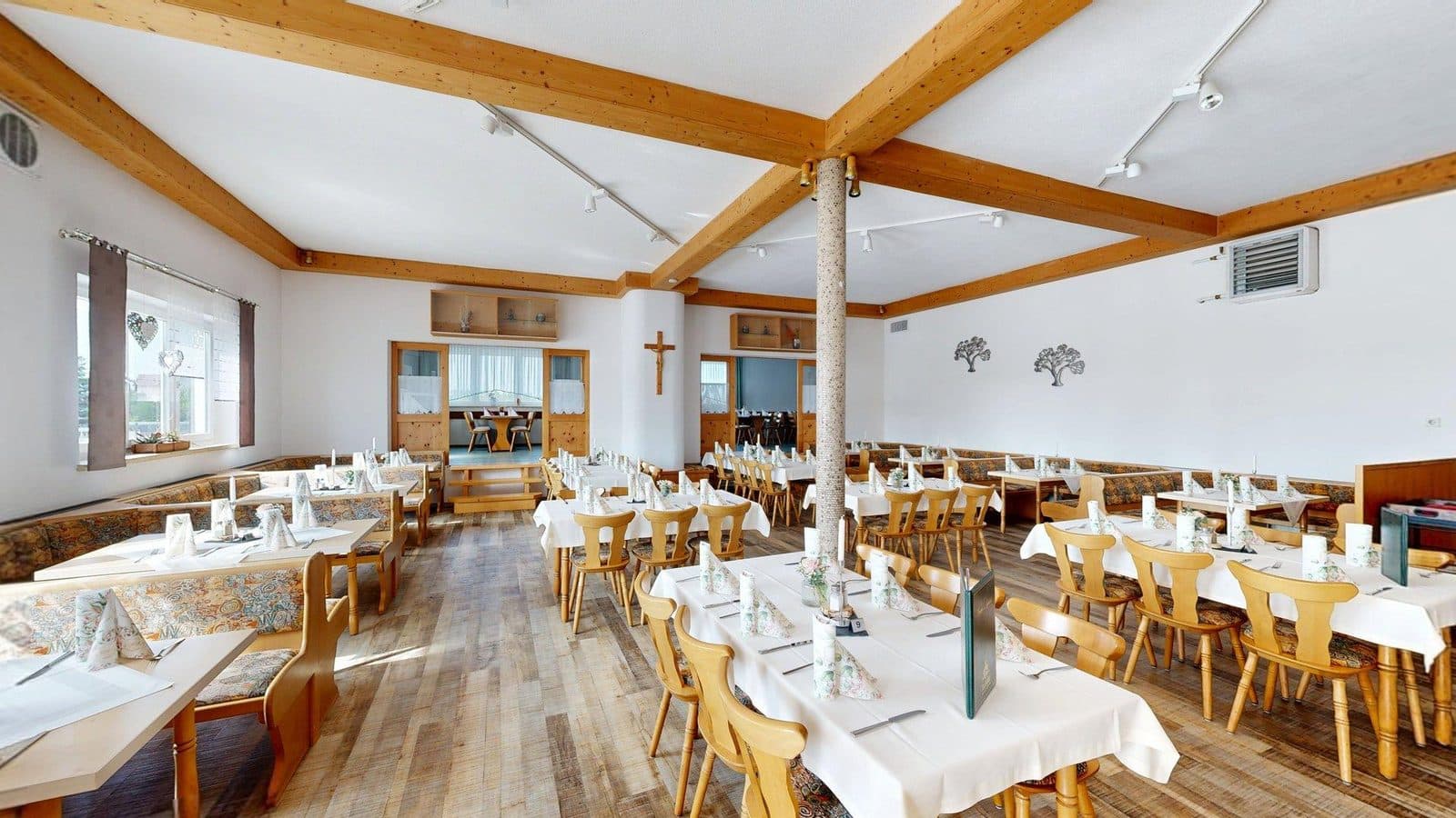 Saal mit Bühne für Hochzeiten und Feiern im Gasthof Besenhardt