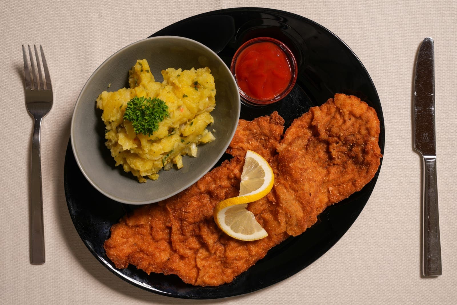Klassisch paniertes Schnitzel mit Kartoffelsalat aus der Küche des Gasthof Besenhardt