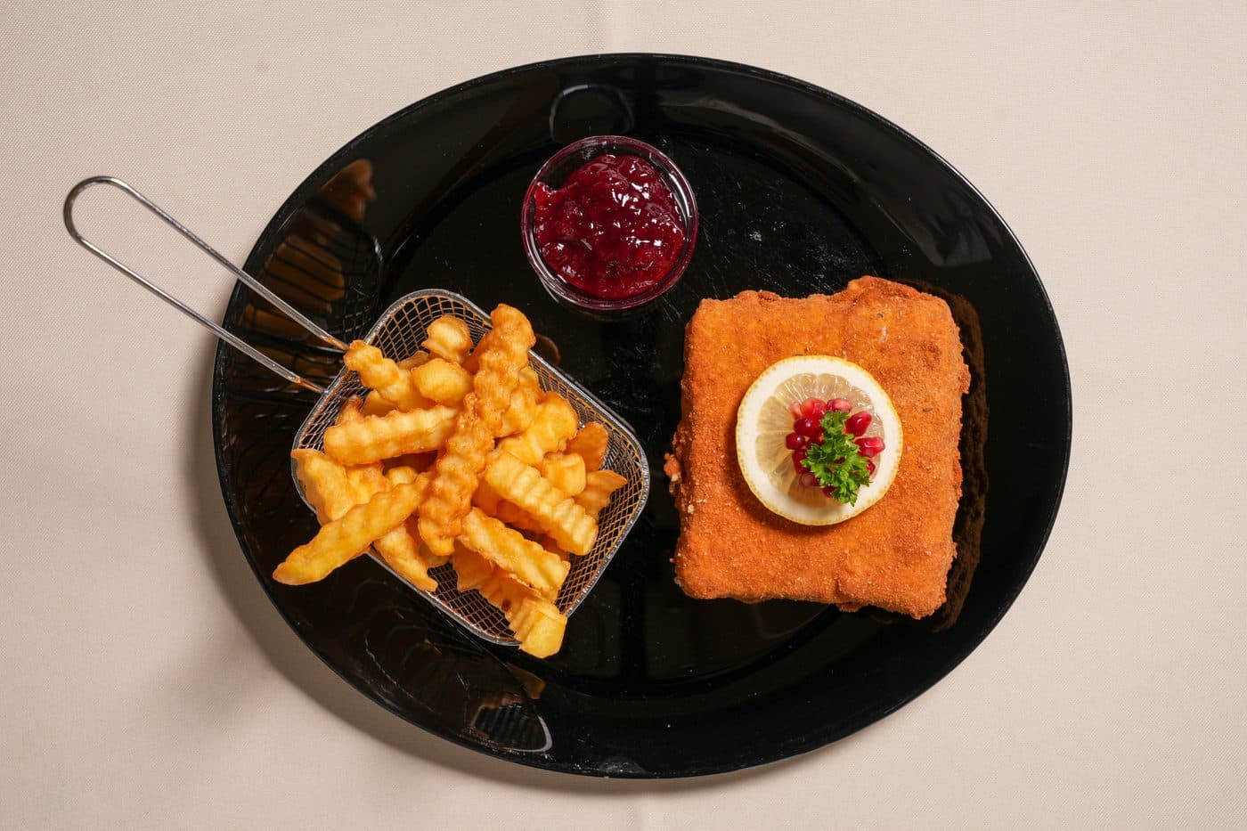 Tagesgericht mit Pommes aus der Küche