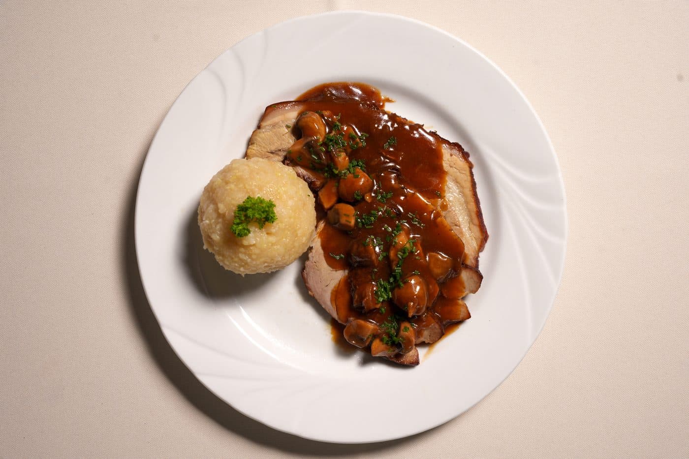 Paniertes Schnitzel mit Beilage